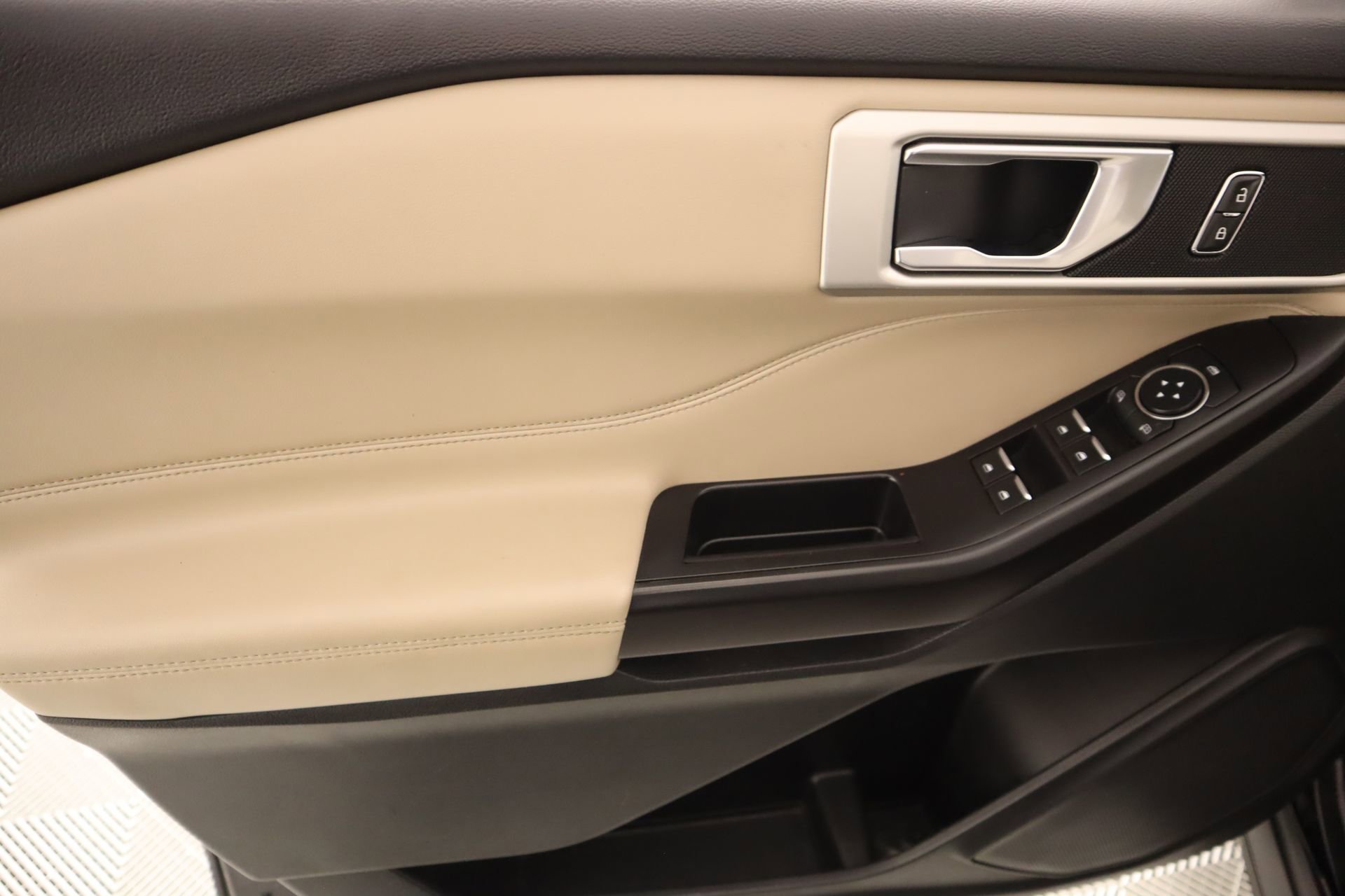 Used 2020 Ford Explorer XLT w/ Equipment Group 202A image 15