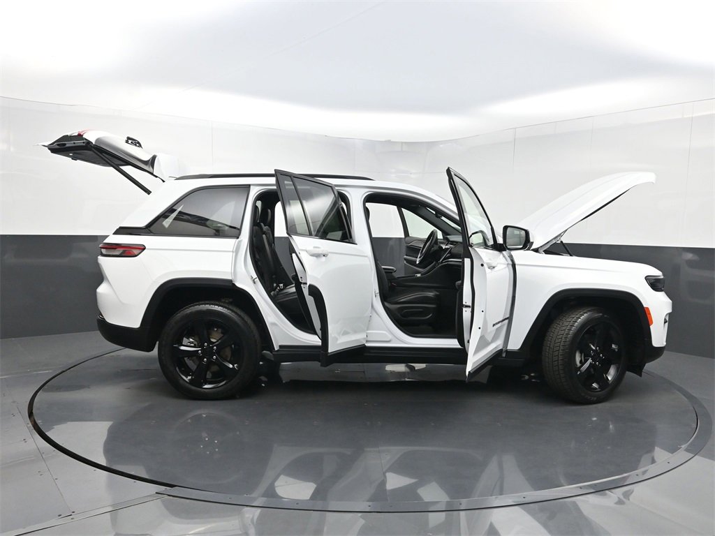 Used 2022 Jeep Grand Cherokee Altitude image 38