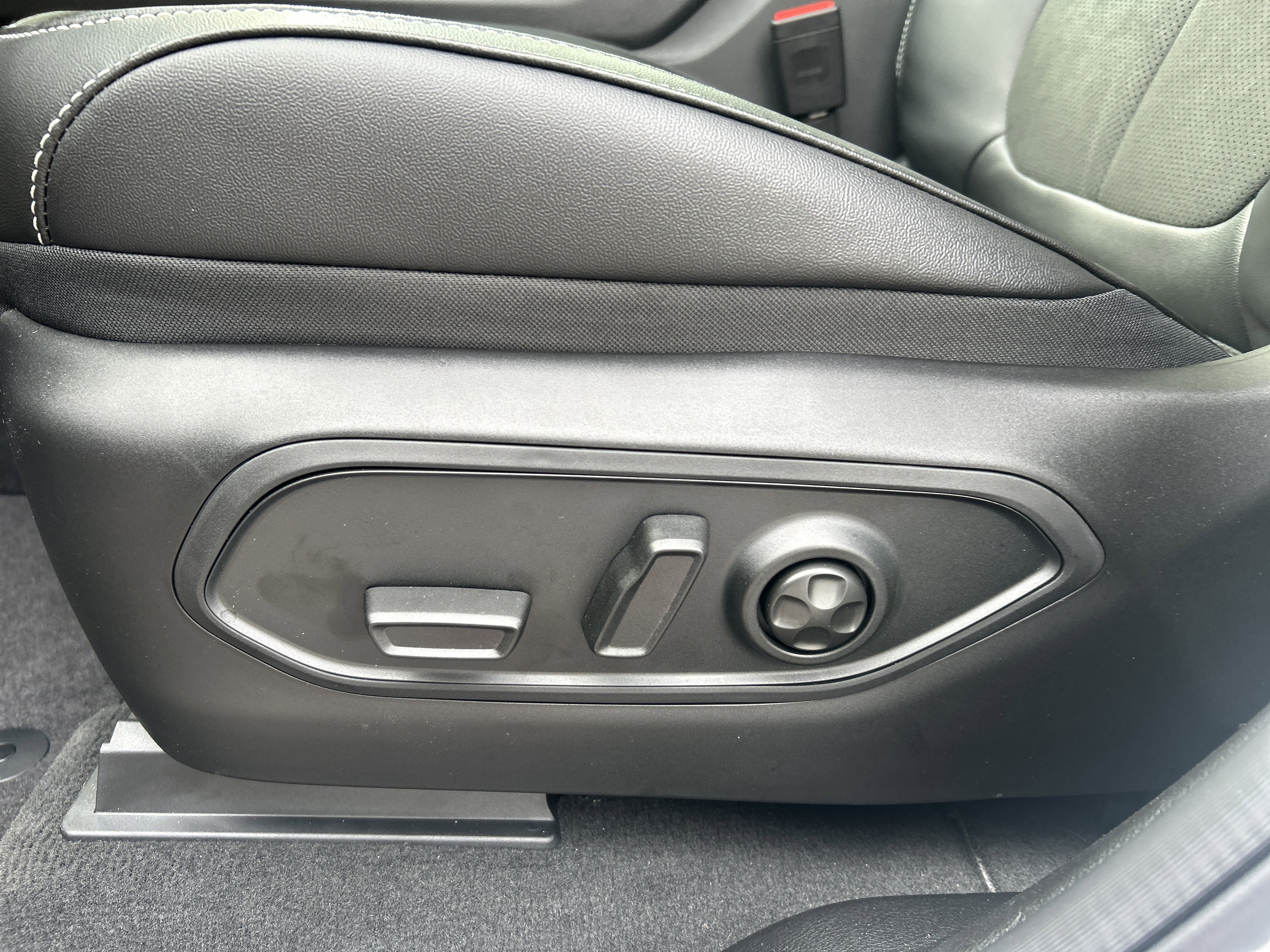 New 2025 Jeep Grand Cherokee Altitude image 18