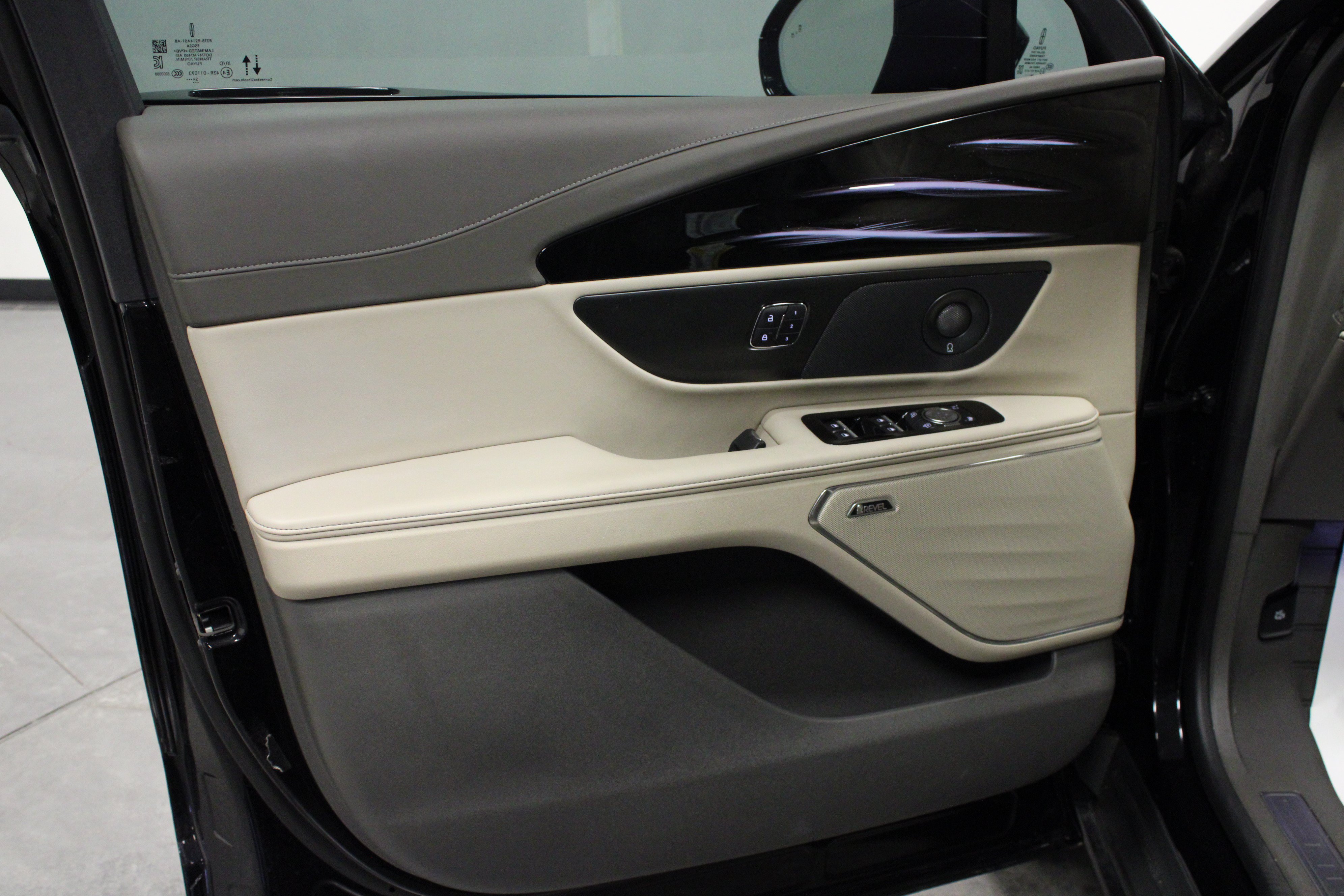 Used 2025 Lincoln Nautilus Reserve w/ Jet Appearance Package AWD/4WD image 11