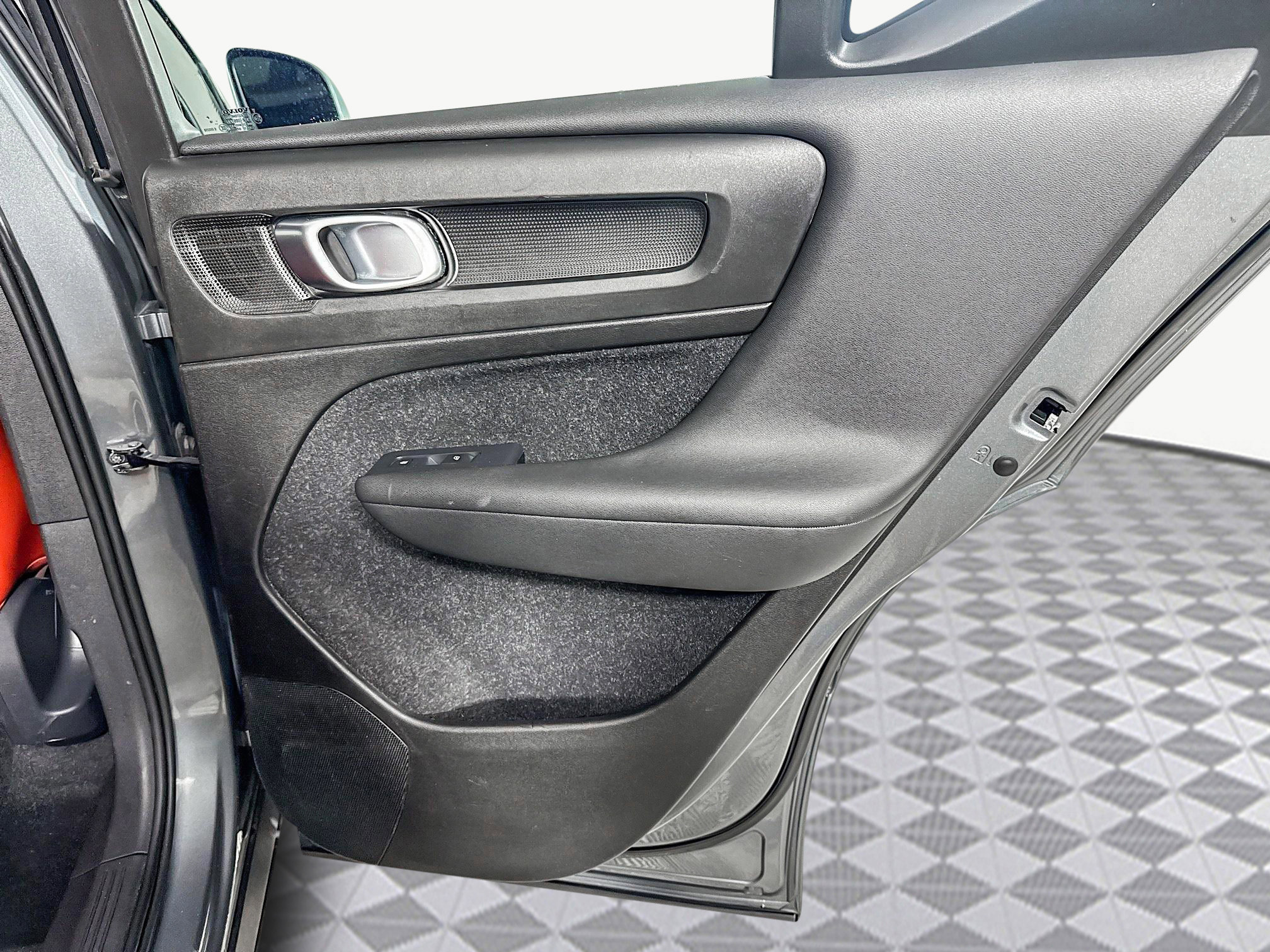 Used 2019 Volvo XC40 T4 Momentum image 28