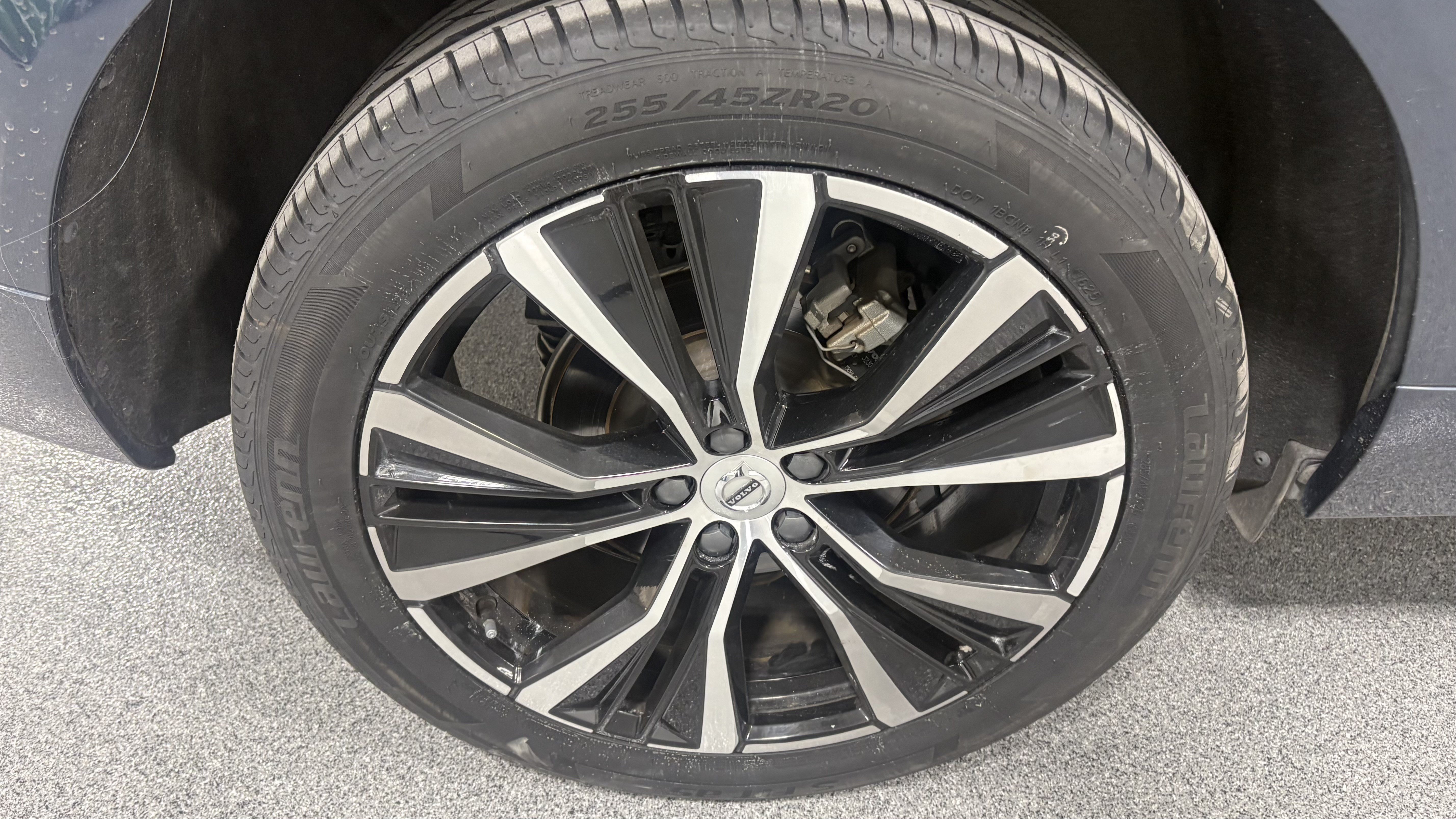 Used 2024 Volvo XC60 B5 Plus AWD/4WD image 35