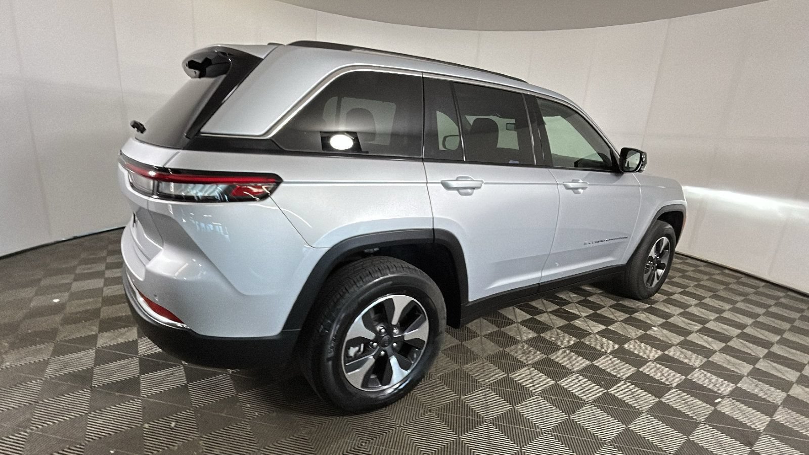 Used 2023 Jeep Grand Cherokee 4WD 4xe w/ Luxury Tech Group II image 3