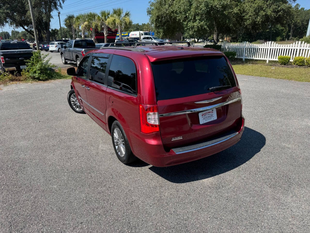 Used 2013 Chrysler Town & Country Touring-L w/ Entertainment Group #2 FWD image 4
