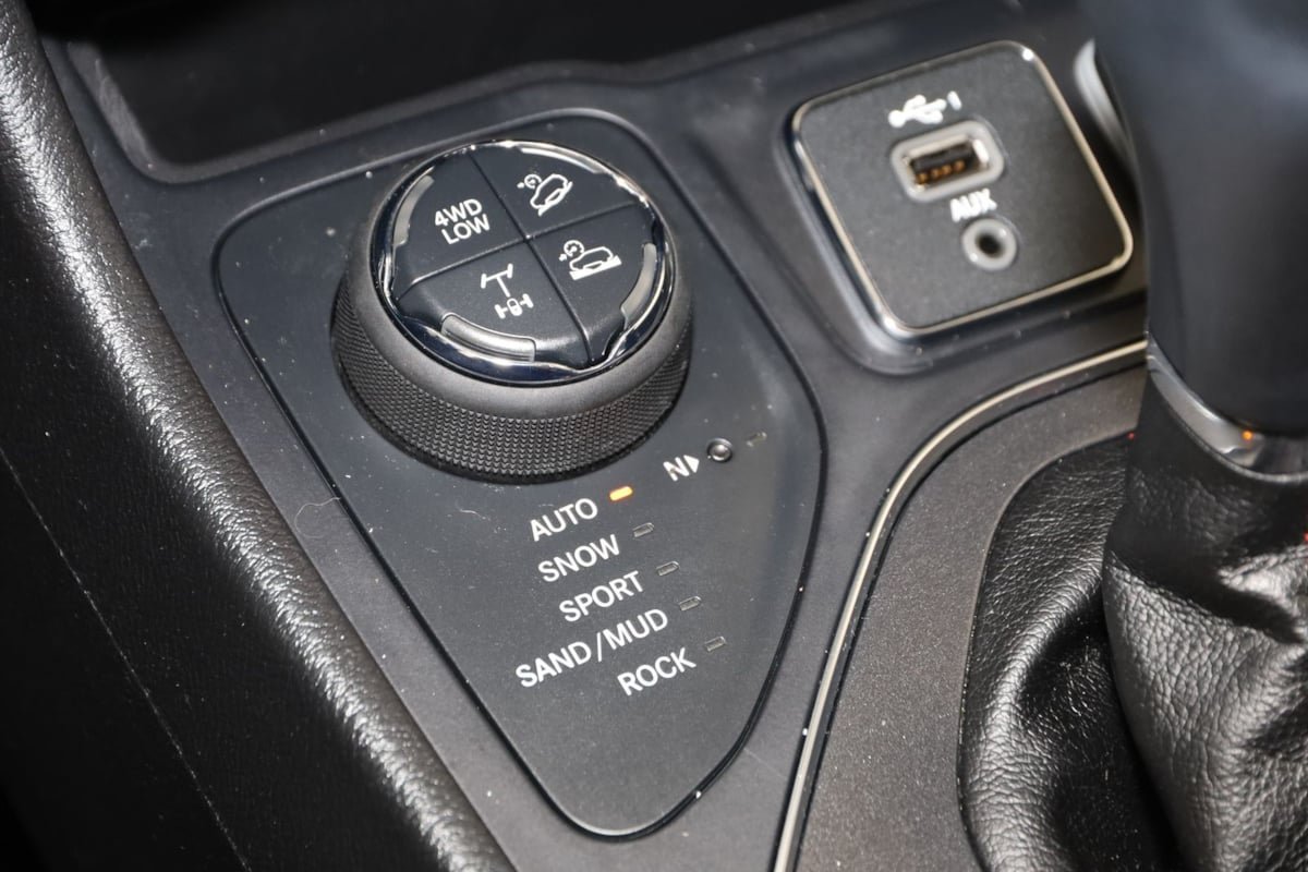 Used 2020 Jeep Cherokee Trailhawk w/ Cold Weather Group AWD/4WD image 27