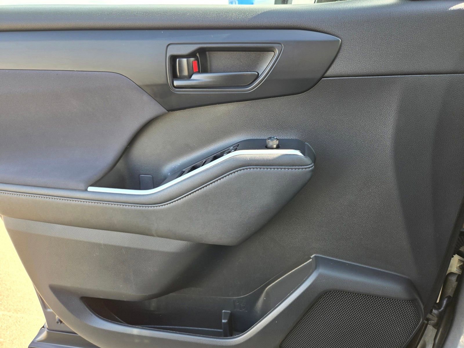 Used 2023 Toyota Highlander L FWD image 17