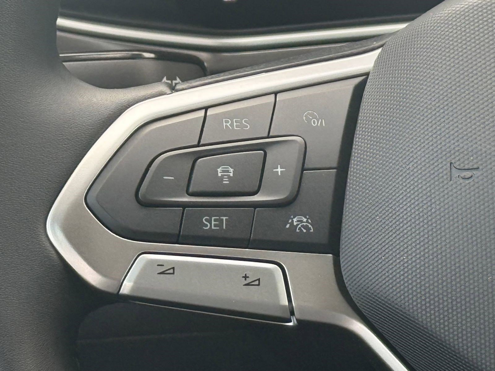 New 2026 Volkswagen Taos SE image 16