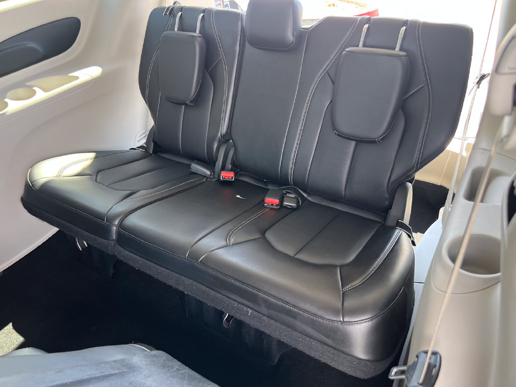 Used 2024 Chrysler Pacifica Limited FWD image 21