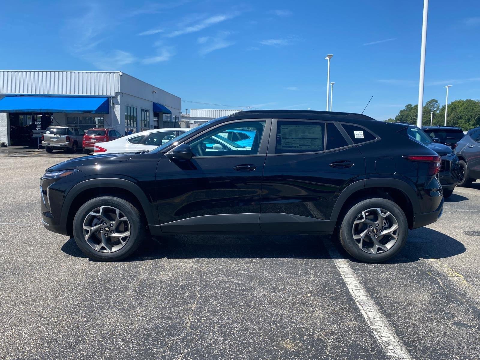 New 2026 Chevrolet Trax LT w/ LT Convenience Package FWD image 3