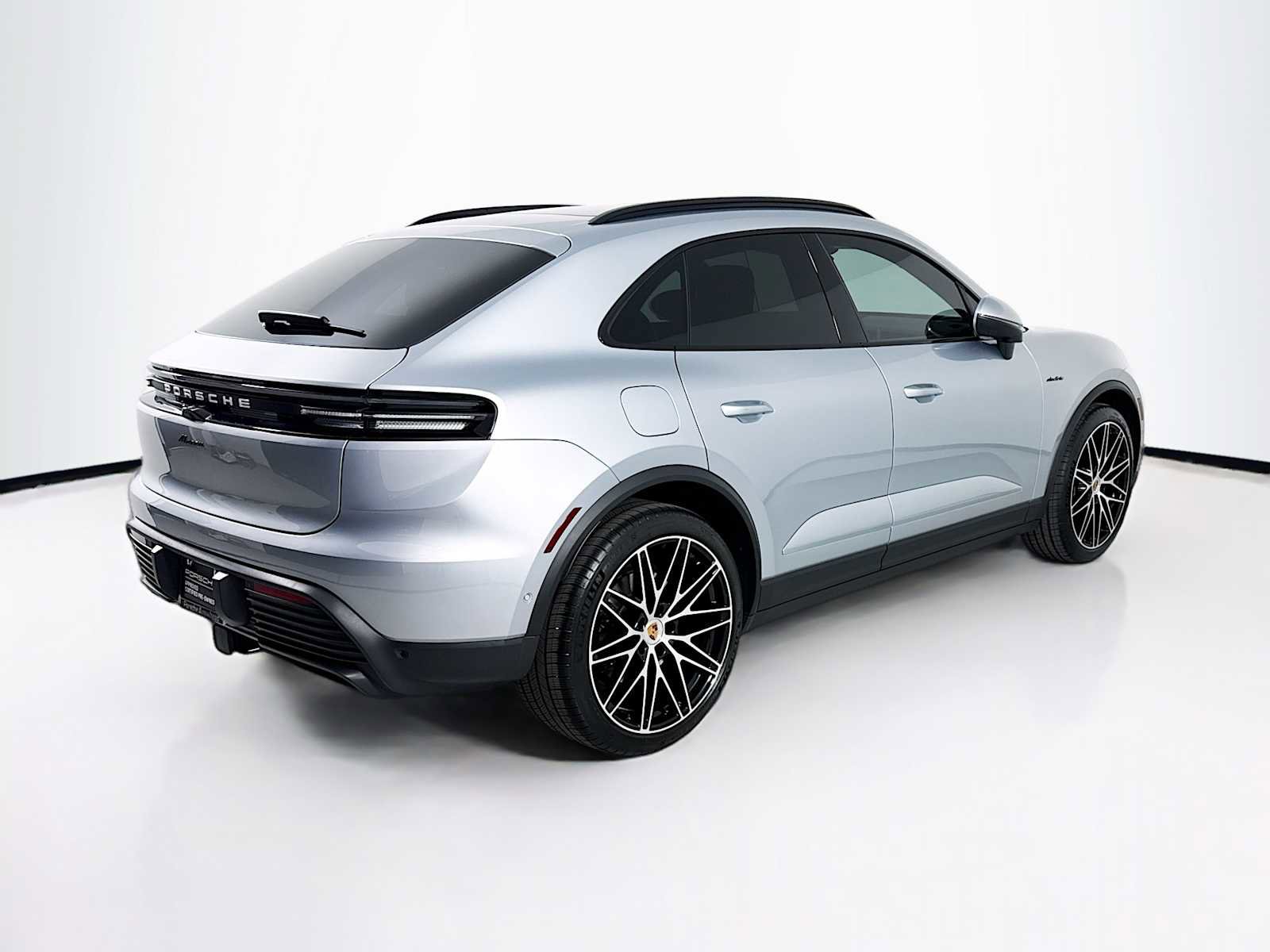 Certified 2025 Porsche Macan Electric image 9