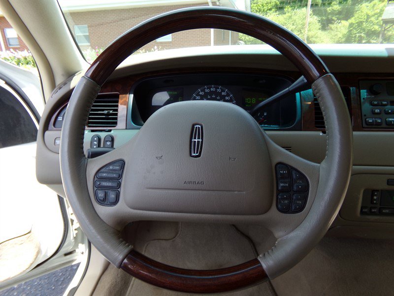 Used 2001 Lincoln Town Car Cartier RWD image 39