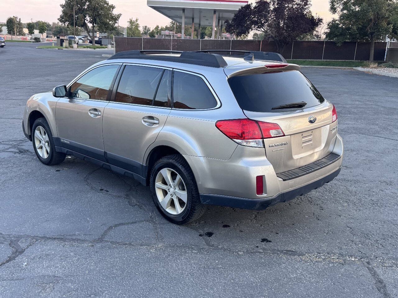 Used 2014 Subaru Outback 2.5i Premium AWD/4WD image 7