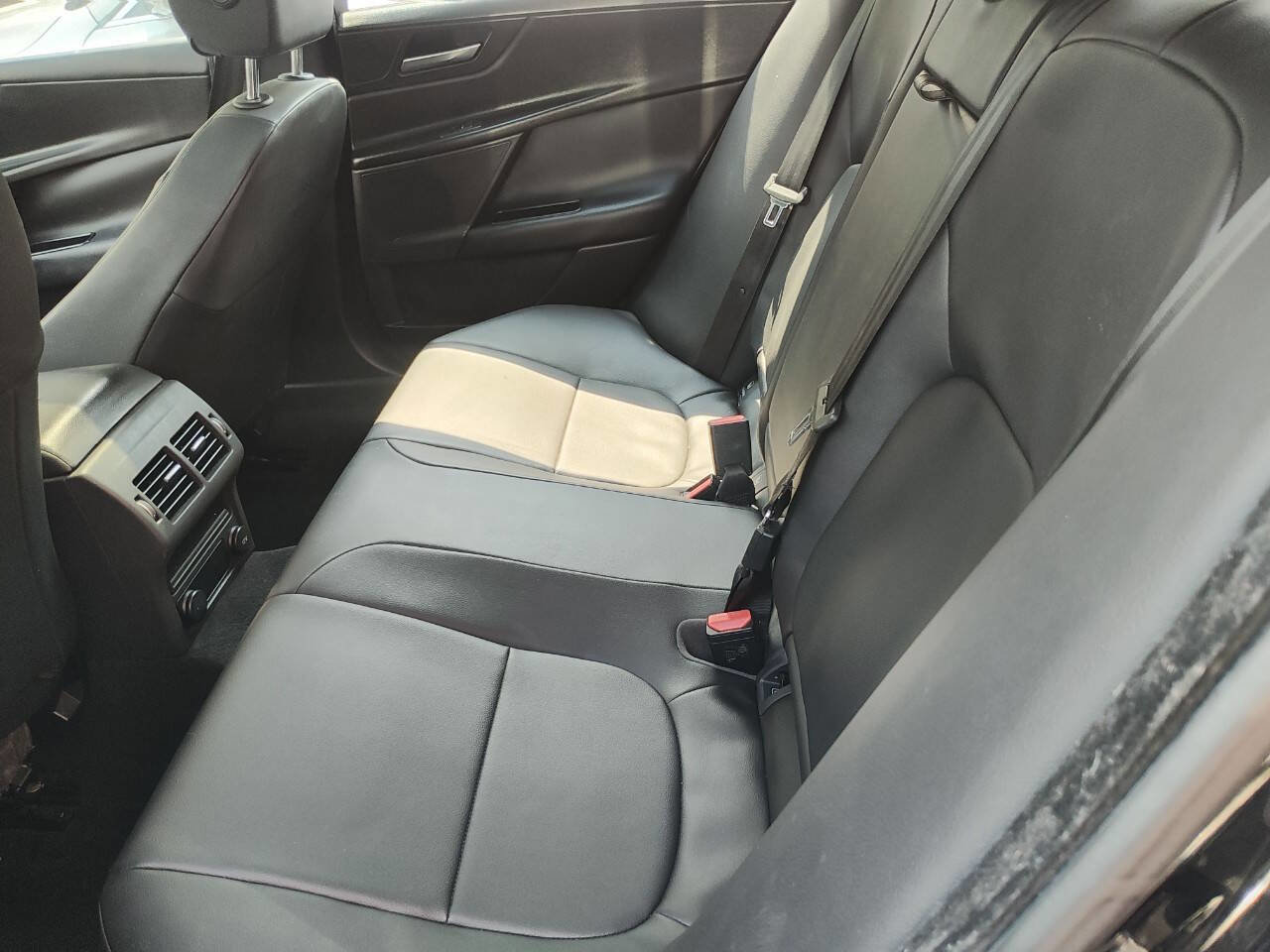 Used 2017 Jaguar XE Premium image 31