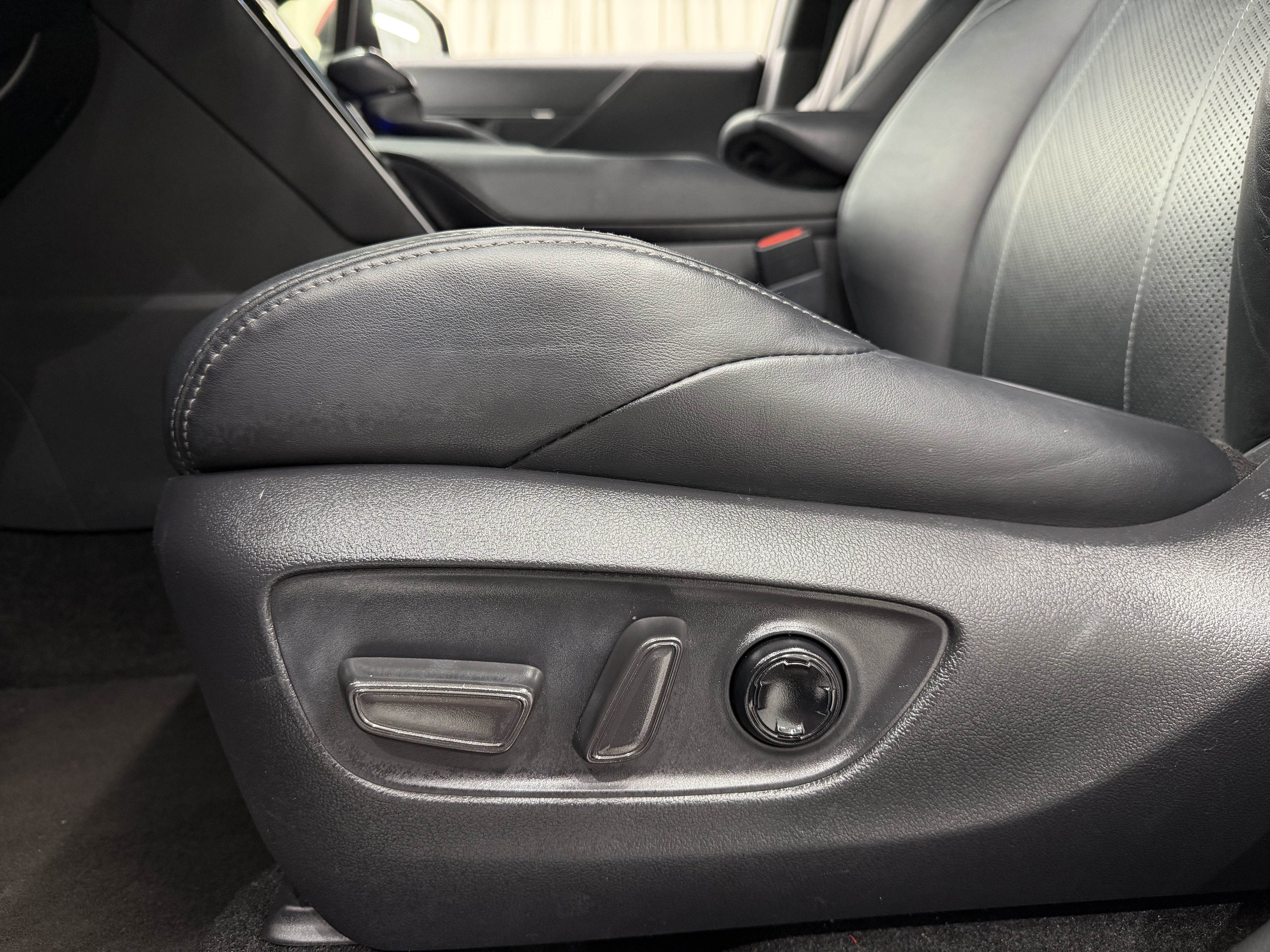 Used 2021 Toyota Venza XLE w/ Softex Package image 30