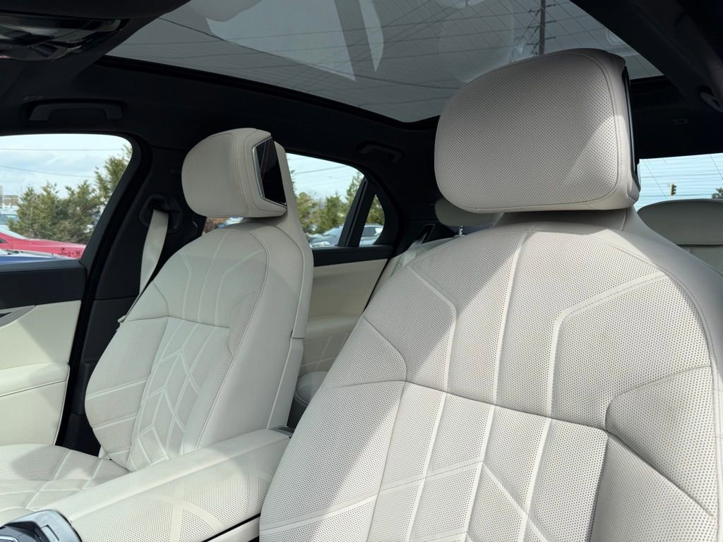 Used 2025 BMW 750e xDrive image 9
