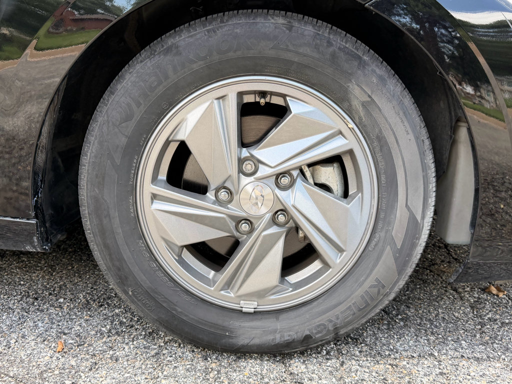 Used 2025 Hyundai Elantra SE FWD image 7