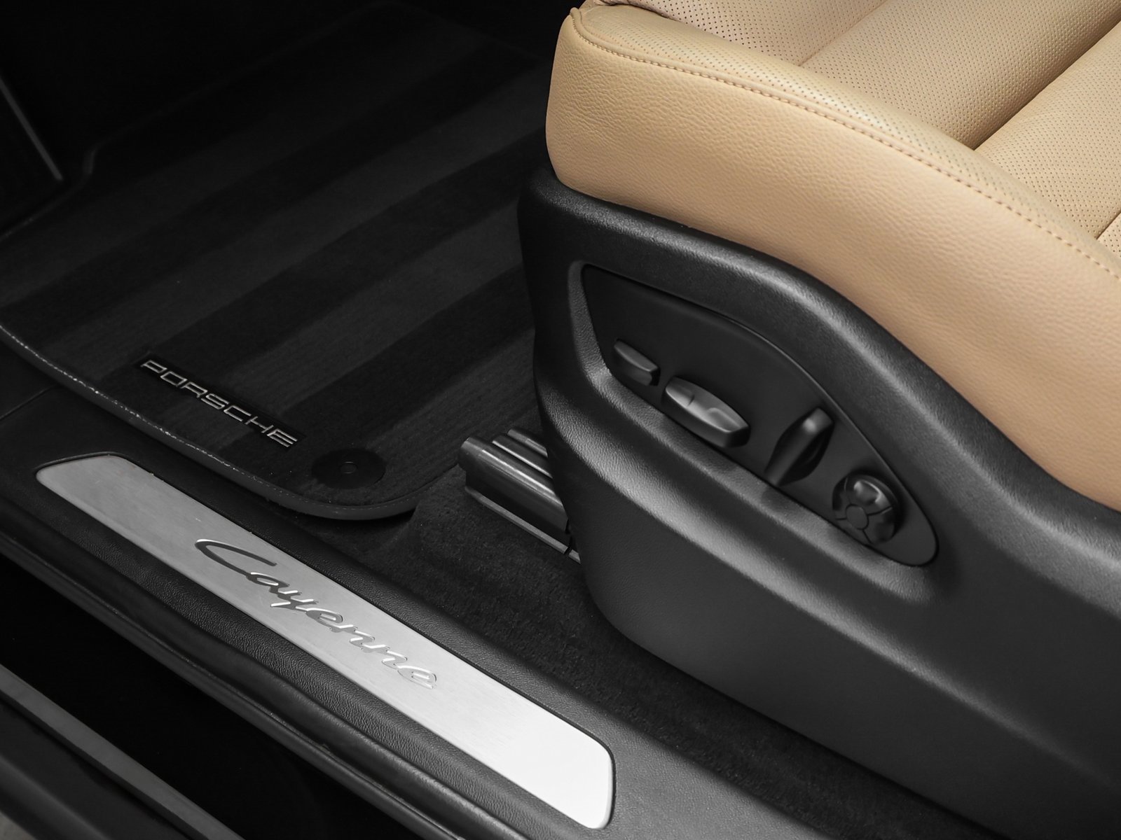 Certified 2025 Porsche Cayenne image 25