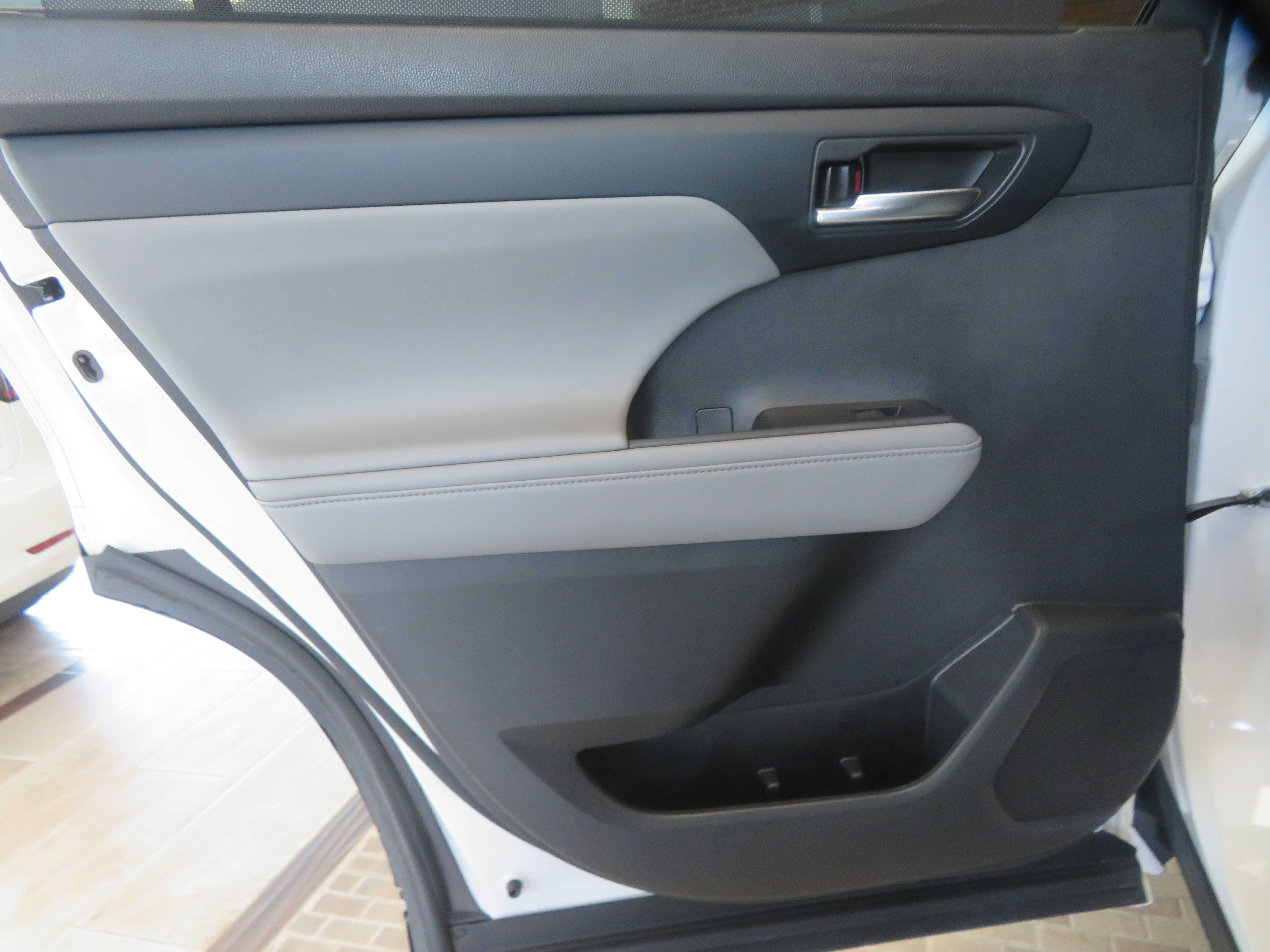 Used 2023 Toyota Highlander XLE FWD image 17