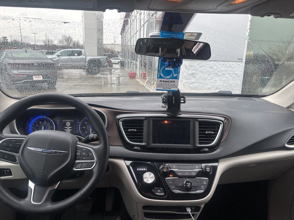 Used 2020 Chrysler Voyager L image 8