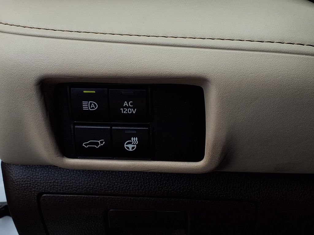 Used 2020 Toyota Highlander Limited FWD image 13