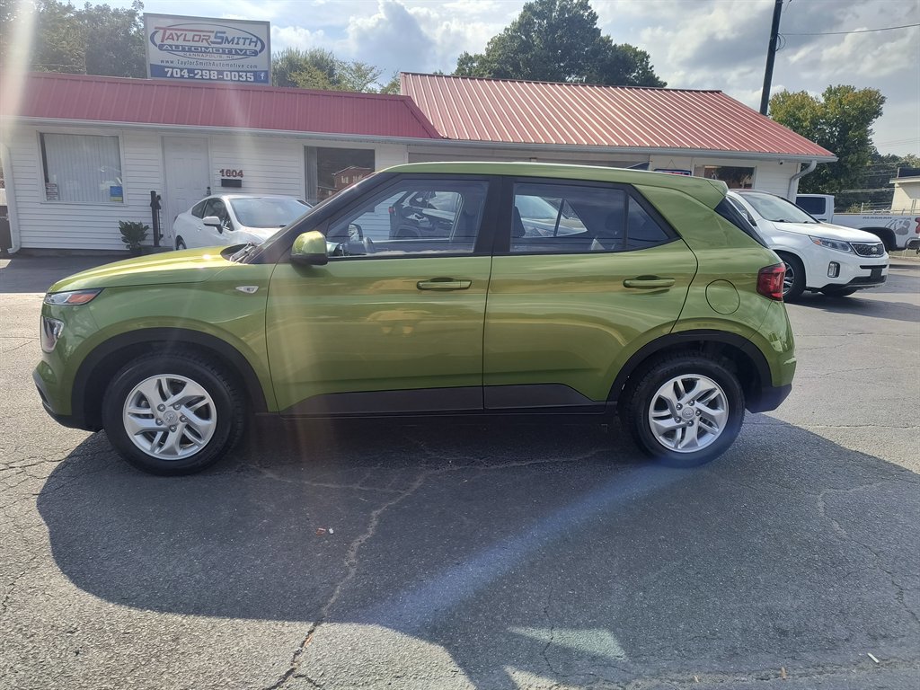 Used 2022 Hyundai Venue SE image 2