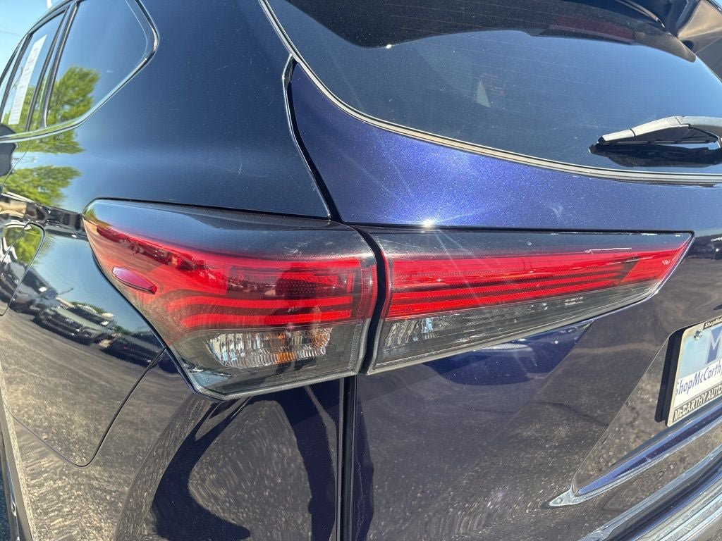 Used 2022 Toyota Highlander XLE AWD/4WD image 16