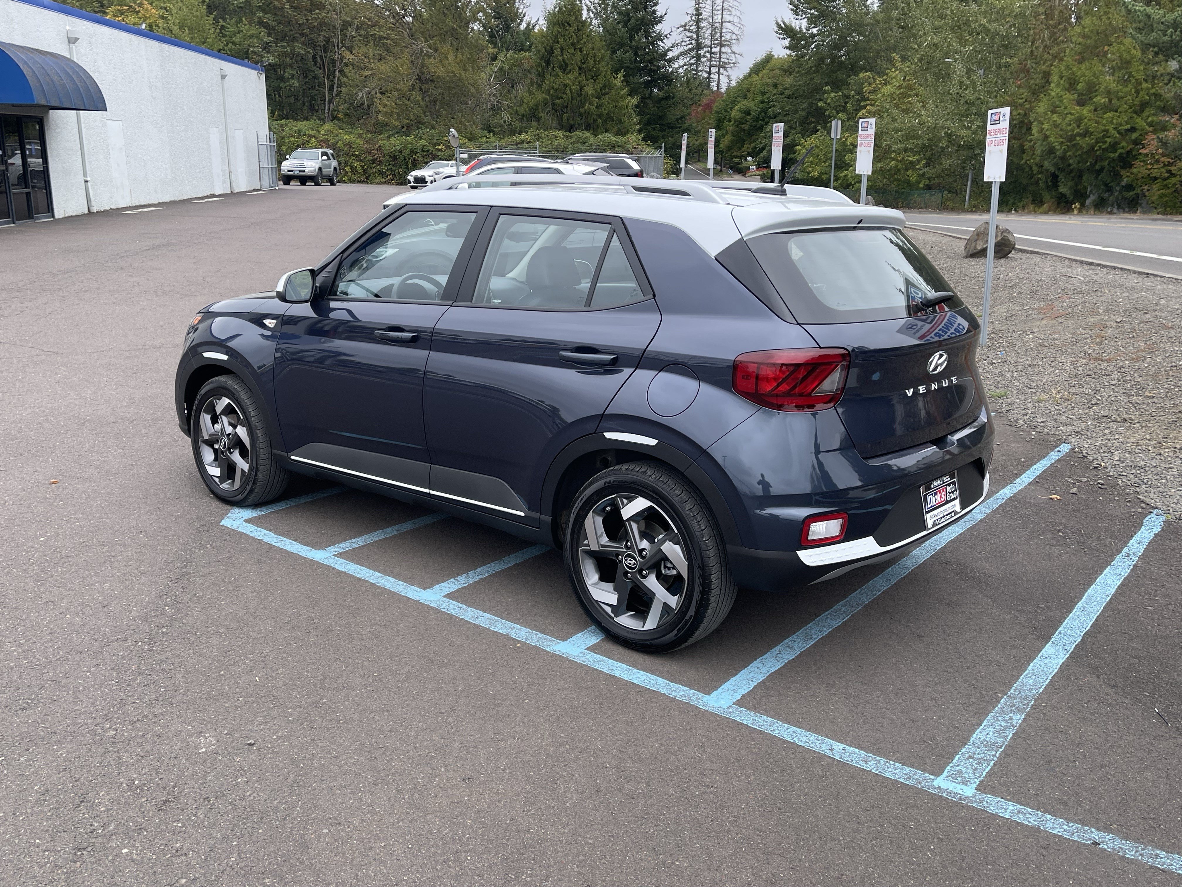 Certified 2025 Hyundai Venue Limited FWD image 3