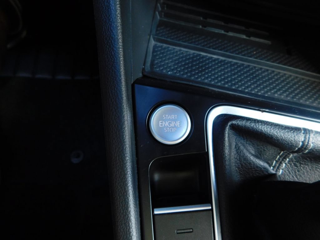 Used 2025 Volkswagen Jetta SE FWD image 28