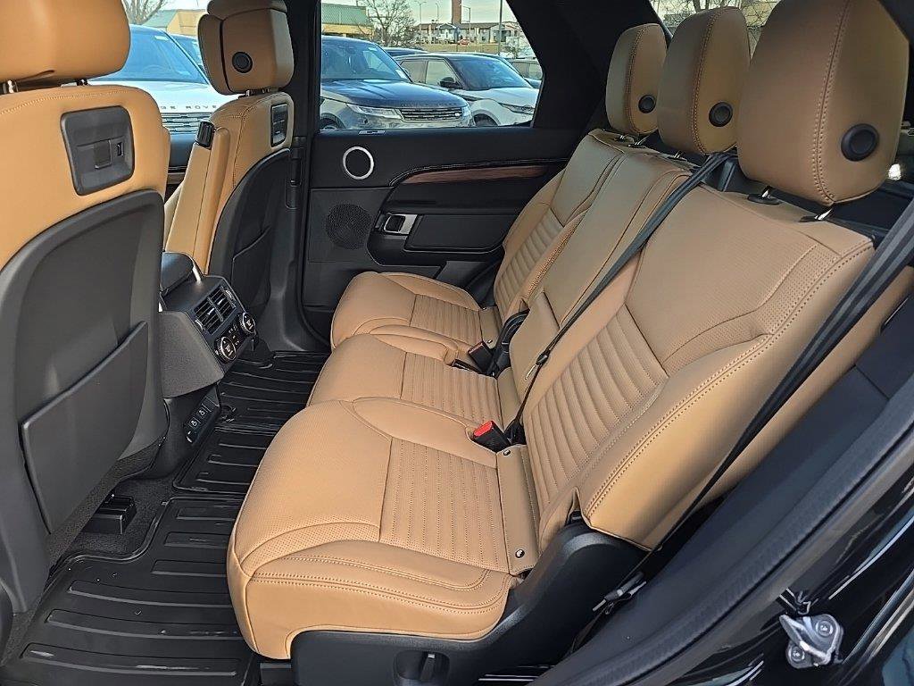 New 2025 Land Rover Discovery Dynamic SE image 8