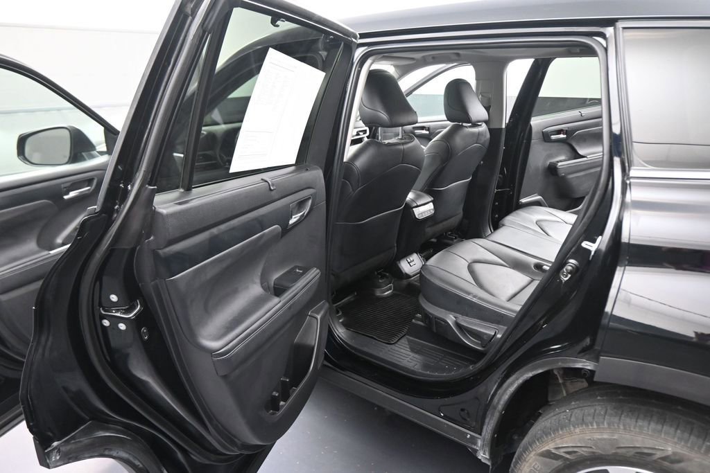 Used 2024 Toyota Highlander XLE AWD/4WD image 42