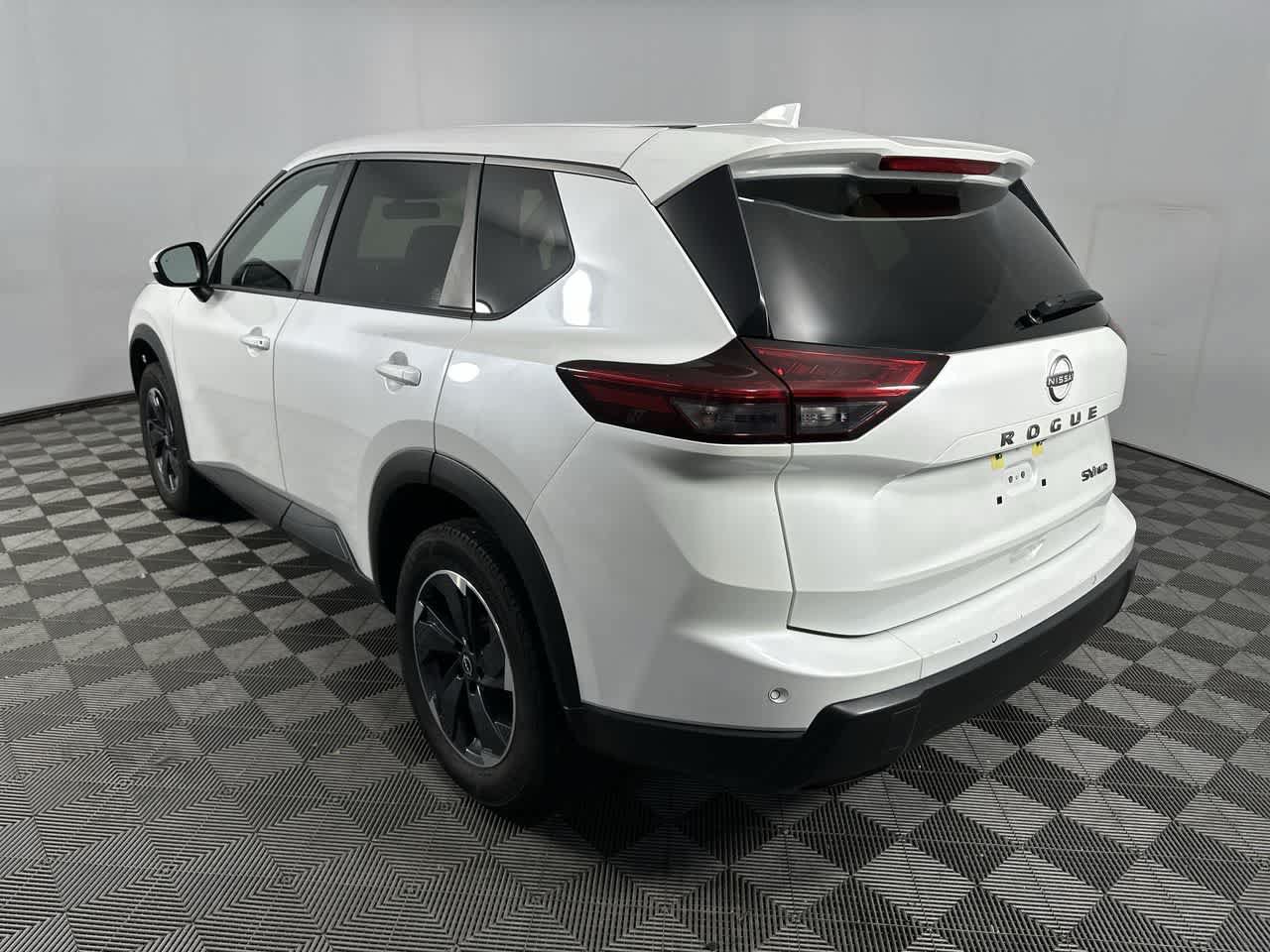Used 2024 Nissan Rogue SV AWD/4WD image 6