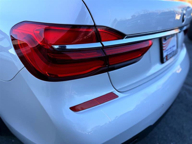 Used 2018 BMW 750i image 9