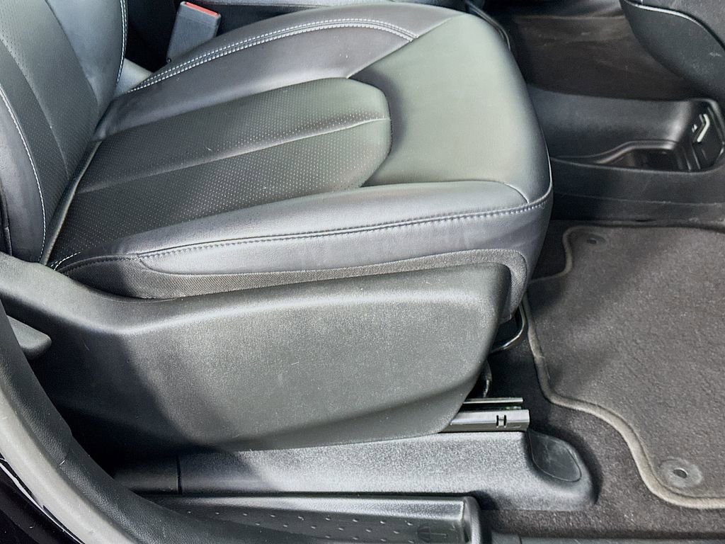 Used 2024 Chrysler Pacifica Touring-L w/ S Appearance Package FWD image 22