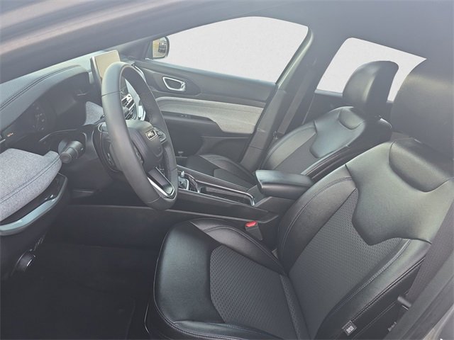 Used 2024 Jeep Compass Latitude image 9