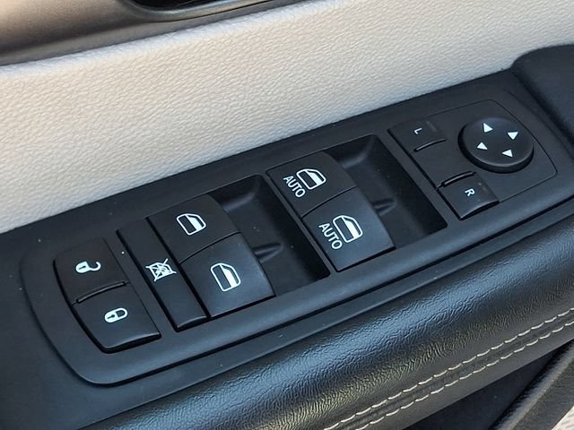Used 2024 Chrysler Pacifica Touring-L FWD image 27