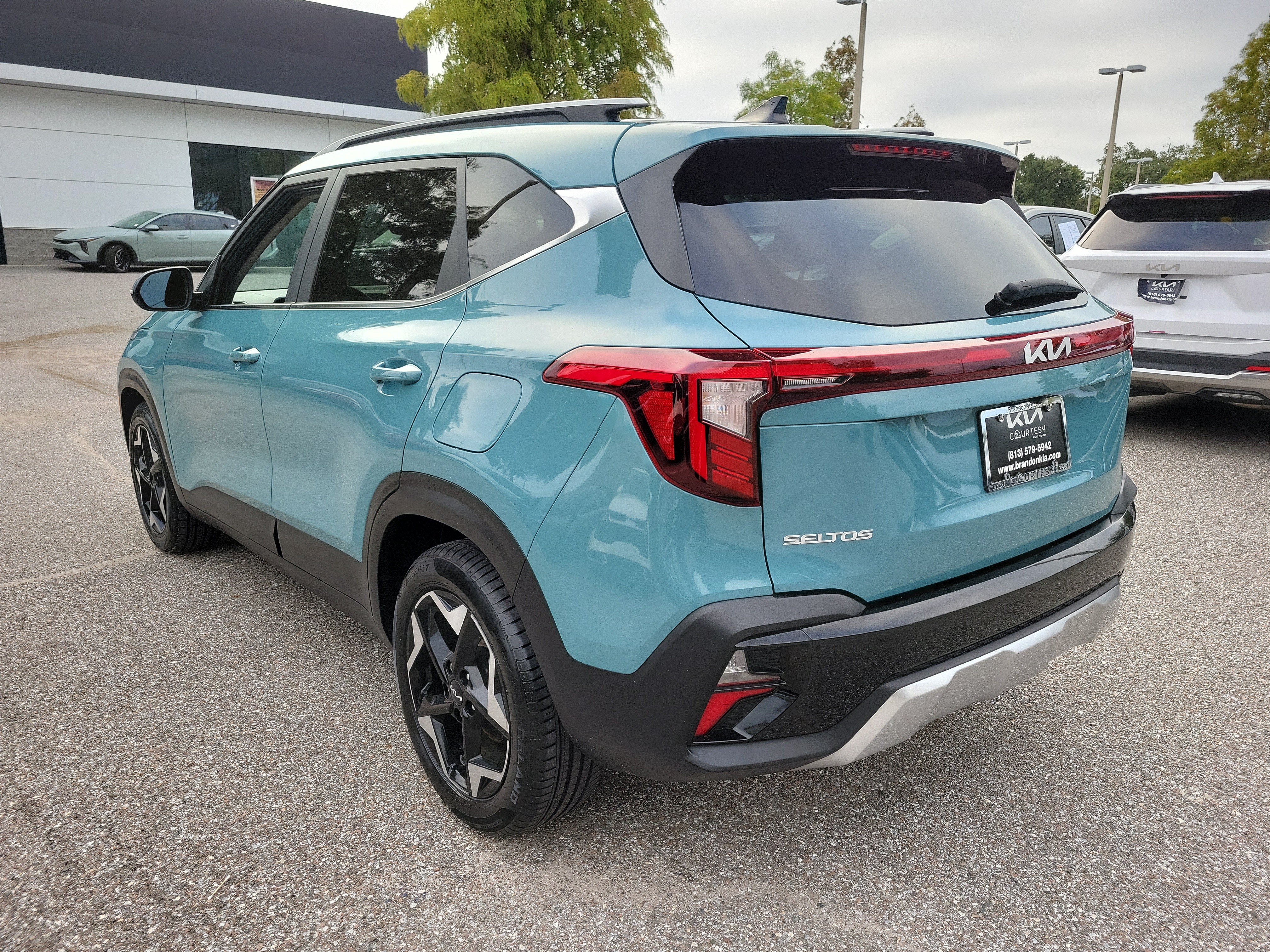 Used 2024 Kia Seltos EX FWD image 2