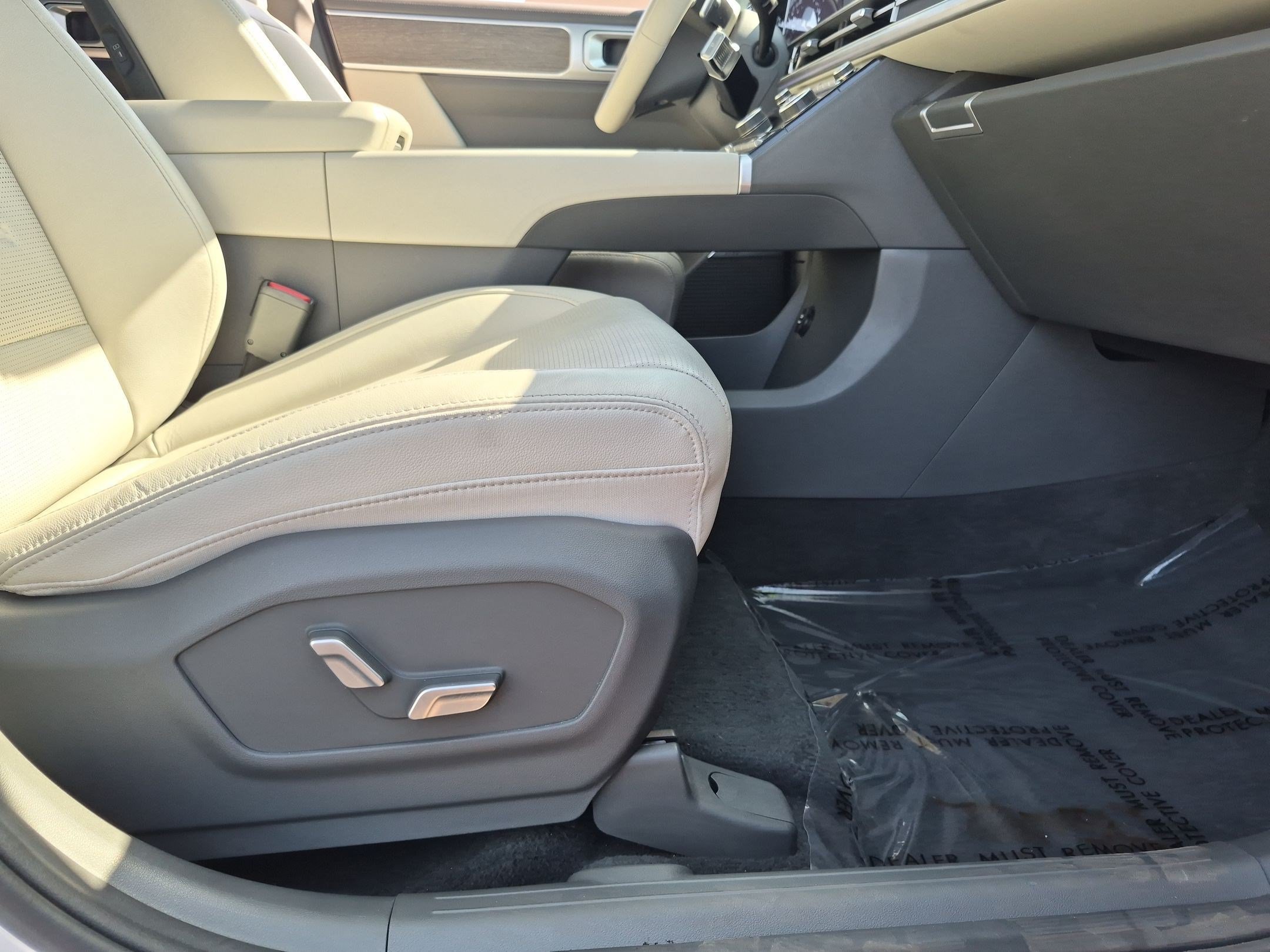Certified 2025 Hyundai Santa Fe Limited AWD/4WD image 26