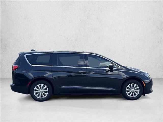 Used 2017 Chrysler Pacifica Touring w/ Tire & Wheel Group FWD image 4