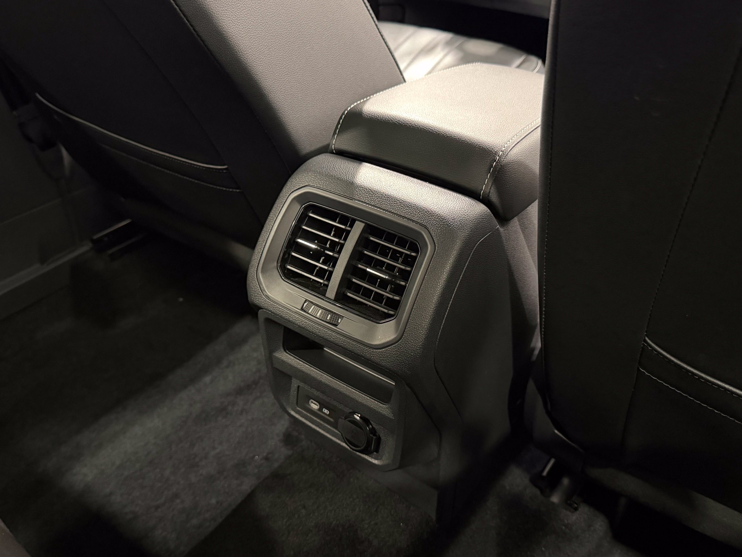 Certified 2023 Volkswagen Tiguan SE R-Line FWD image 42