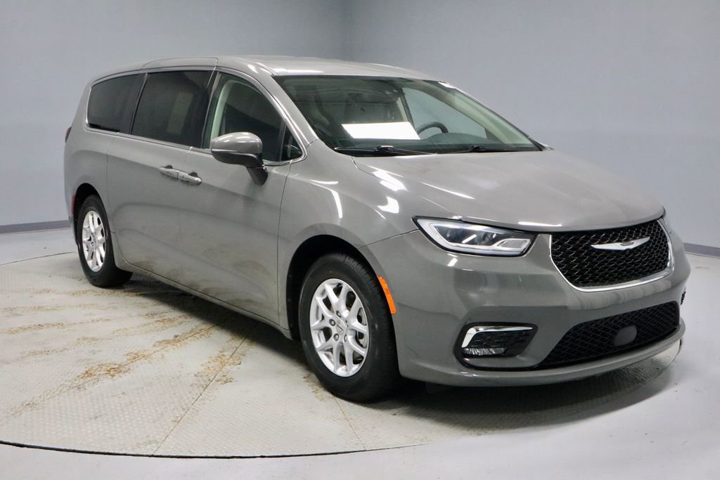 Used 2023 Chrysler Pacifica Touring-L FWD image 1
