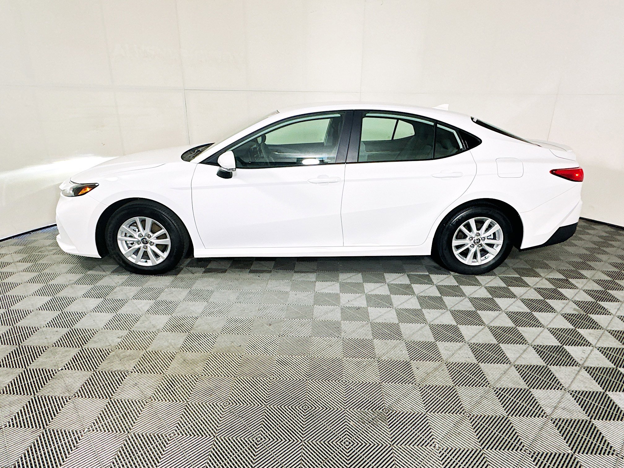 Used 2025 Toyota Camry LE image 4