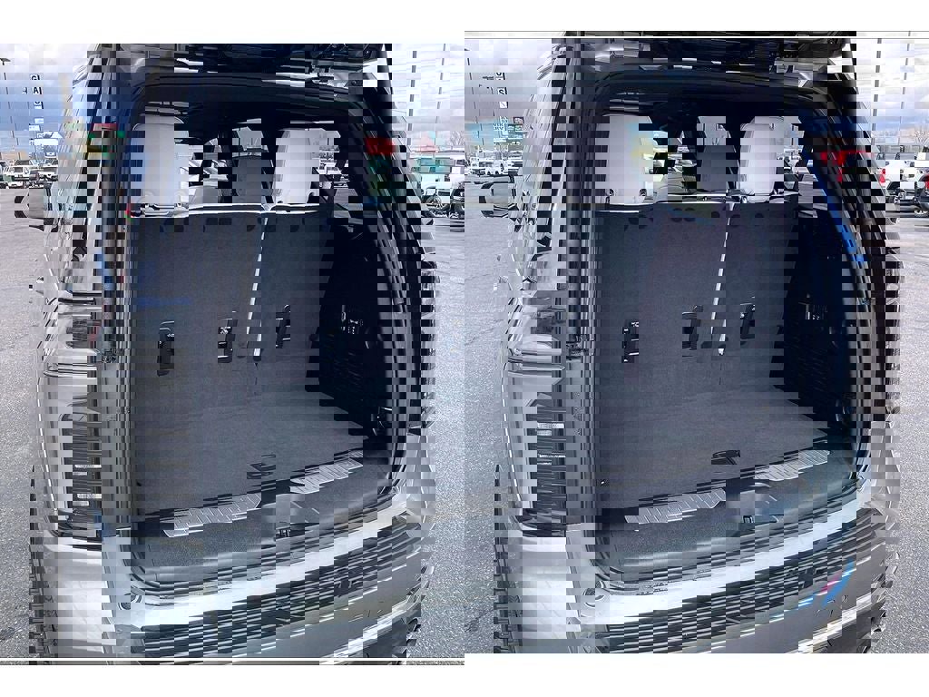 Used 2025 Chevrolet Tahoe Premier AWD/4WD image 10