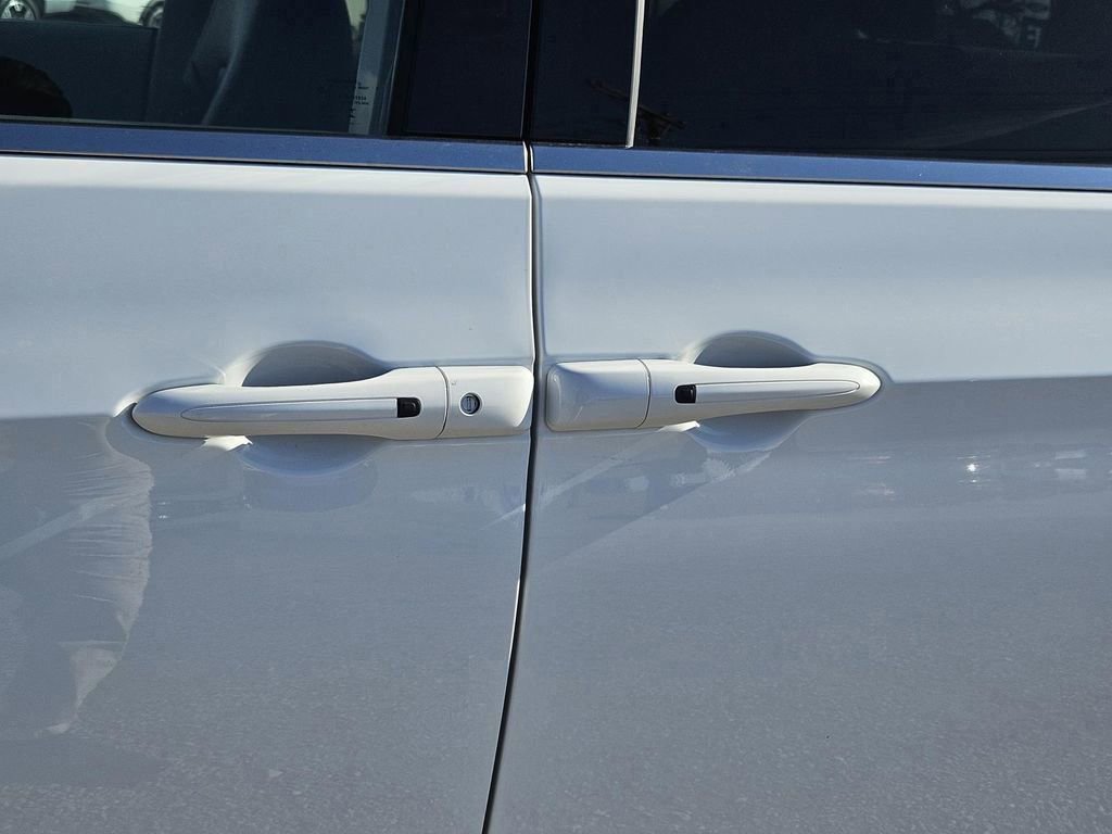 Used 2024 Chrysler Pacifica Select image 26