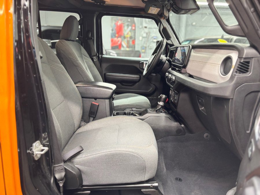 Used 2024 Jeep Wrangler Unlimited w/ Convenience Group AWD/4WD image 21