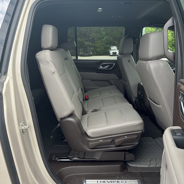 Used 2023 Chevrolet Suburban LT w/ Luxury Package AWD/4WD image 8