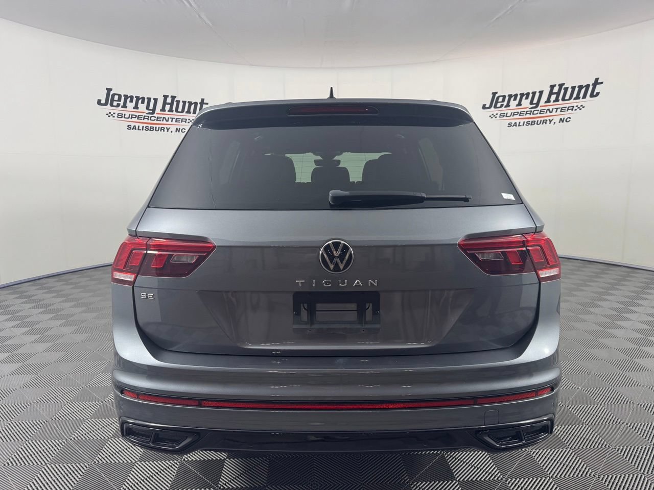 Used 2023 Volkswagen Tiguan SE R-Line FWD image 8