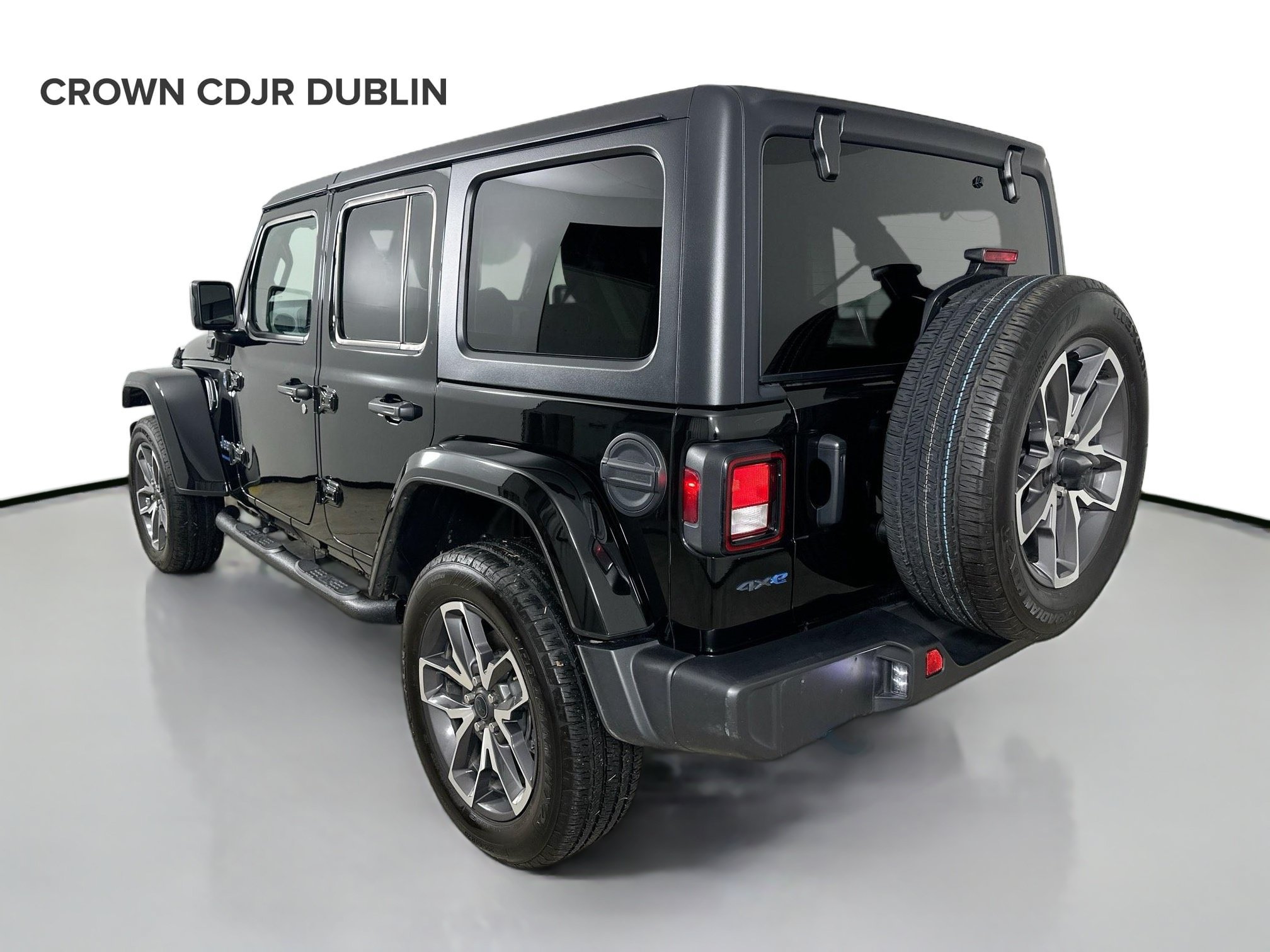 Used 2024 Jeep Wrangler Unlimited w/ Convenience Group AWD/4WD image 8