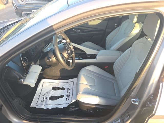 Used 2025 Hyundai Elantra Limited image 9
