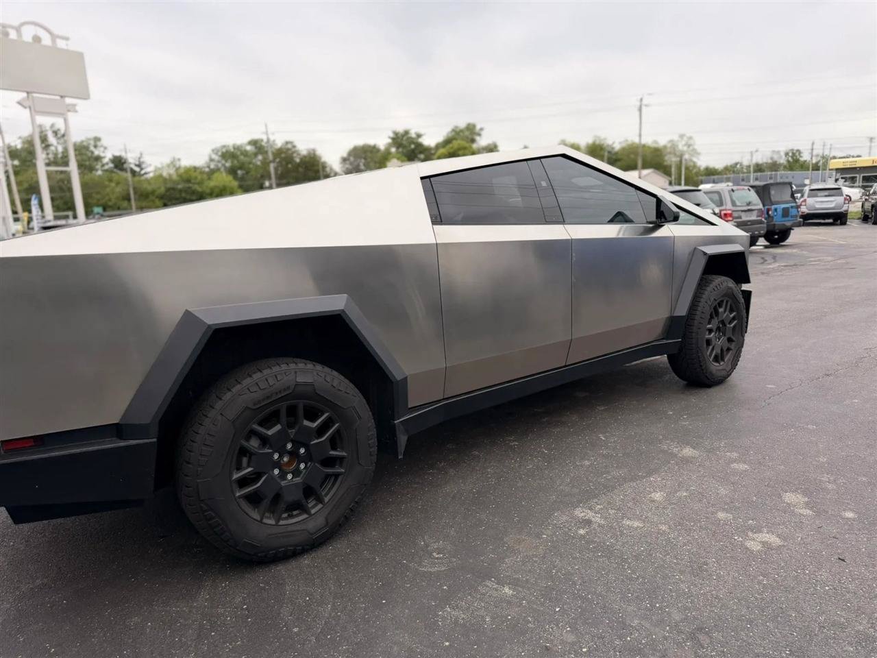 Used 2024 Tesla Cybertruck AWD Crew Cab image 13