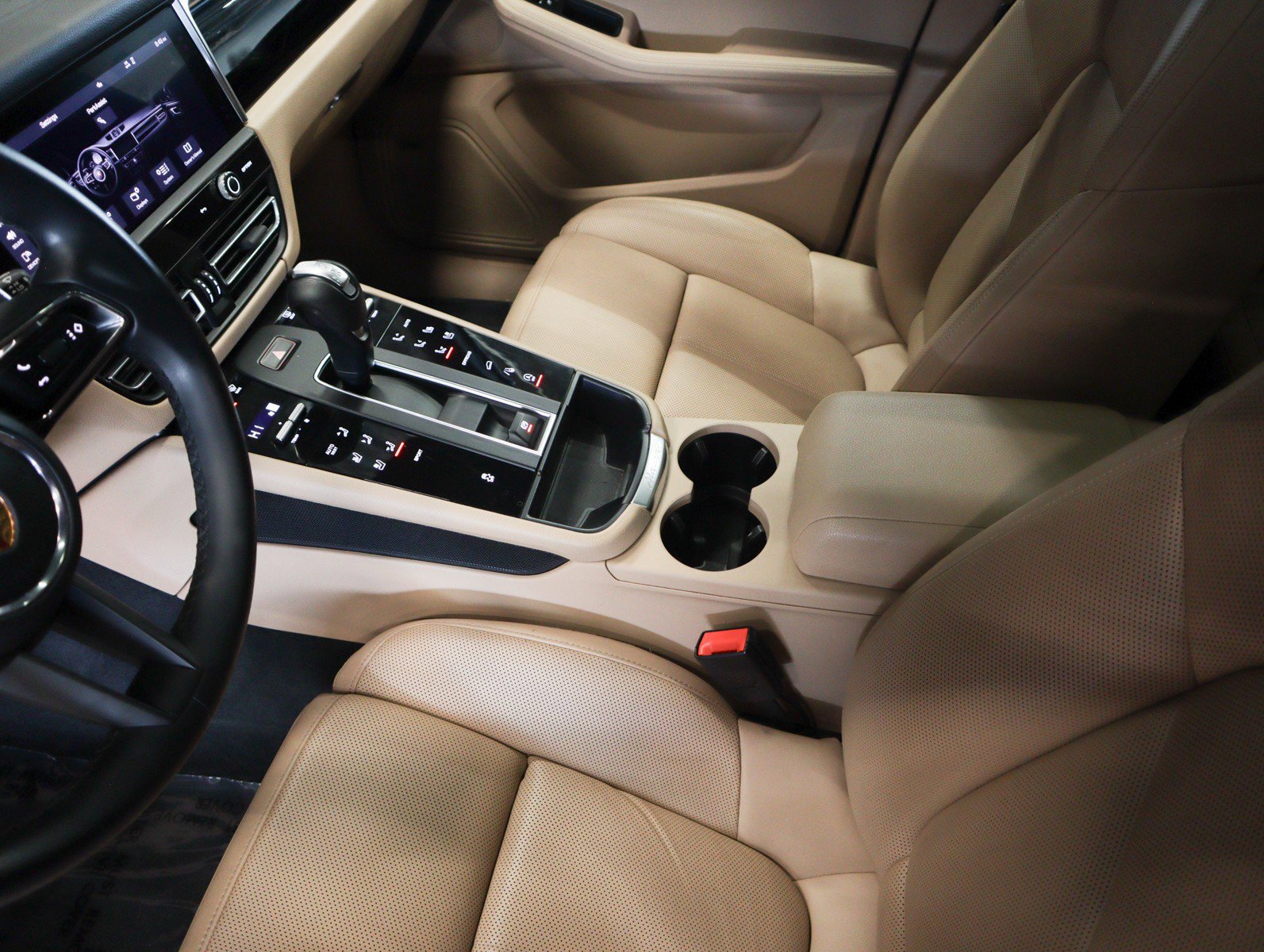 Certified 2022 Porsche Macan image 15